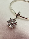Parlayan Papatya Çiçeği Sallantılı Gümüş Charm